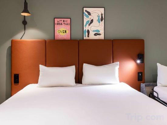 Фото ibis Paris Canal Saint-Martin Hotel