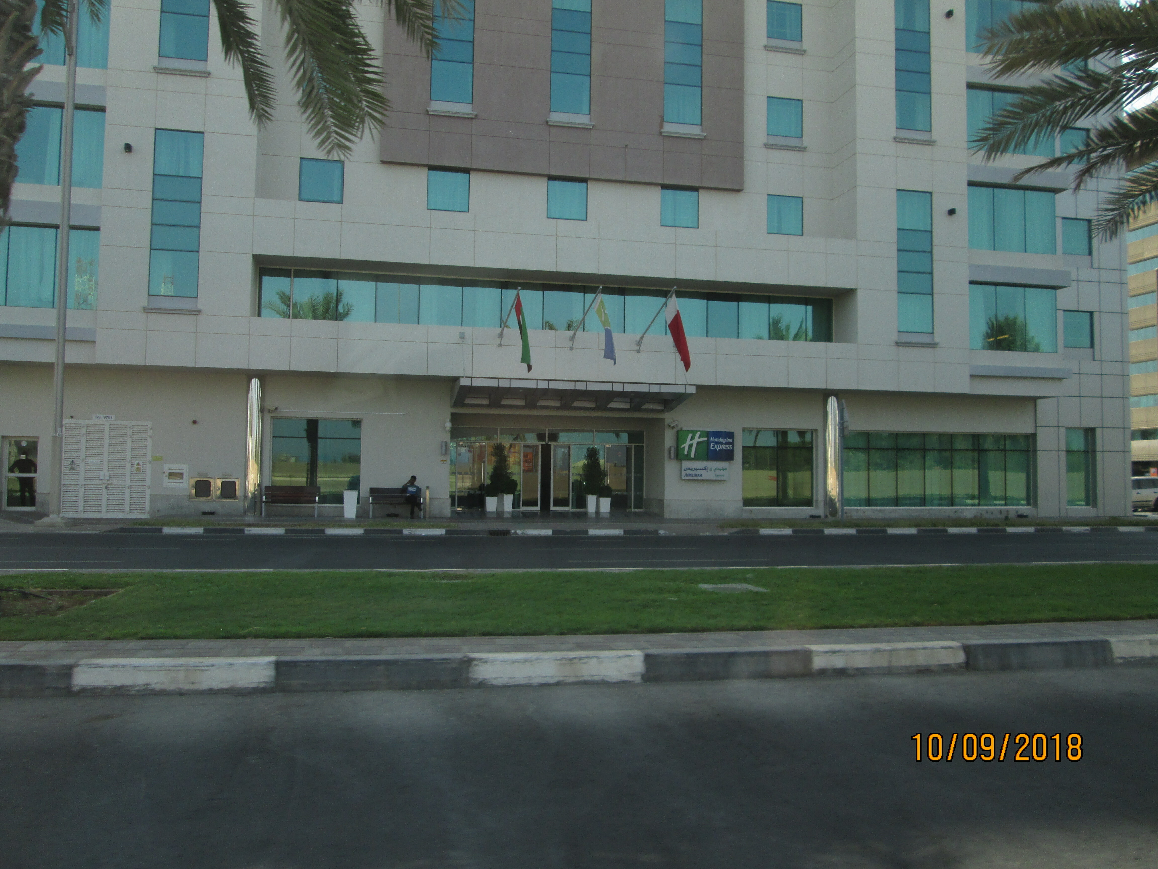 Фото Holiday Inn Express Dubai Jumeirah