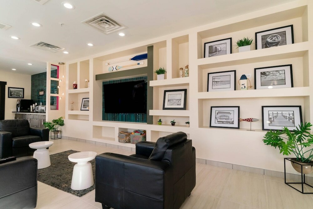 Фото Gateway Hotel & Suites, Ascend Hotel Collection