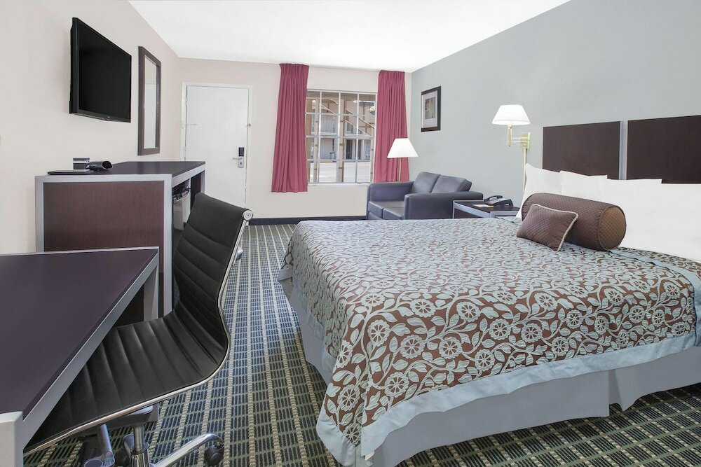 Фото Days Inn by Wyndham Market Center Dallas Love Field