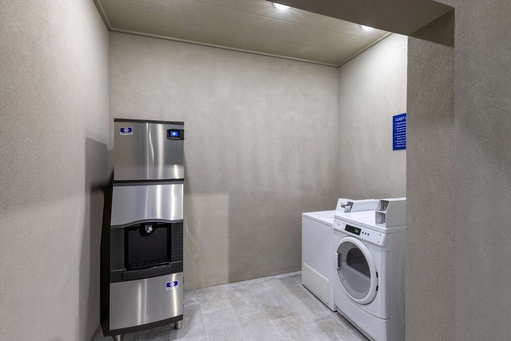 Фото Days Inn & Suites by Wyndham Downtown/University of Houston
