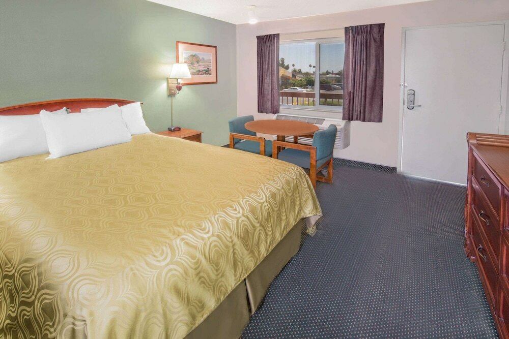 Фото Days Inn by Wyndham Ontario Airport