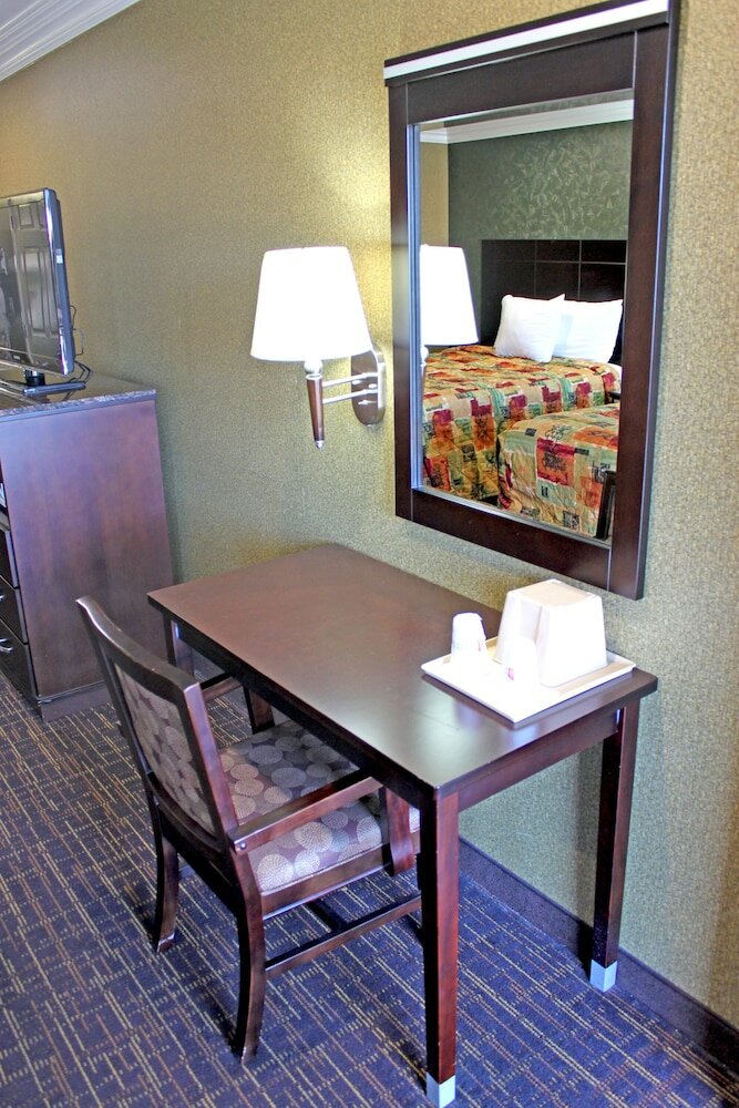 Фото Crystal Inn Suites & Spas