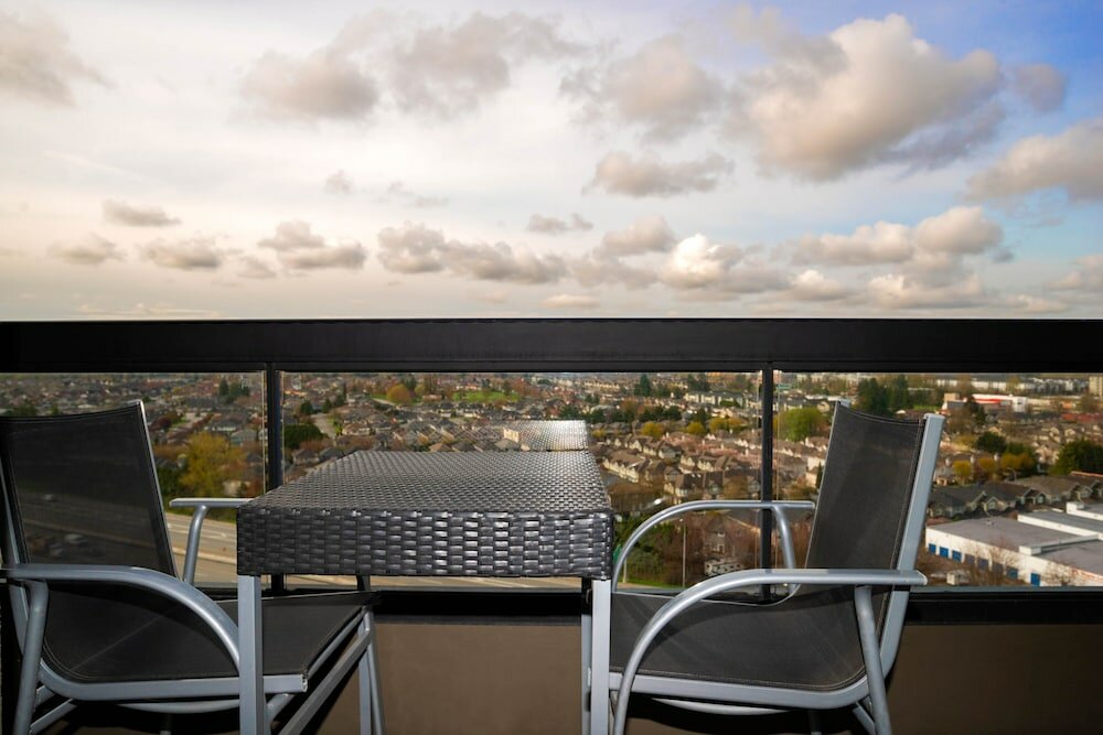 Фото Sandman Signature Vancouver Airport Hotel & Resort