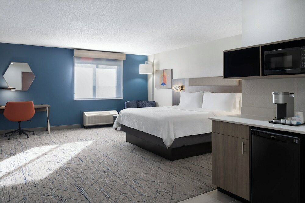 Фото Holiday Inn Express & Suites Midwest, an Ihg Hotel