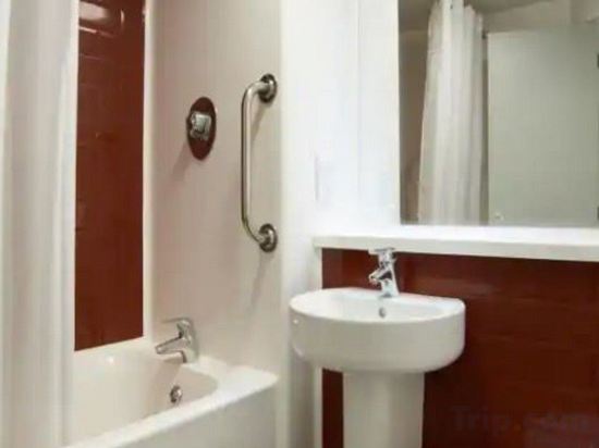 Фото Travelodge London Ealing