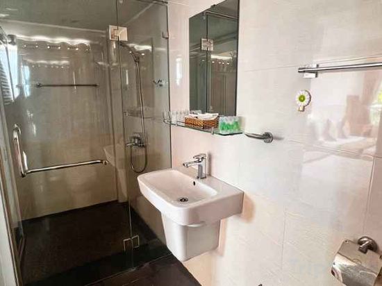 Фото Little Garden Bungalow