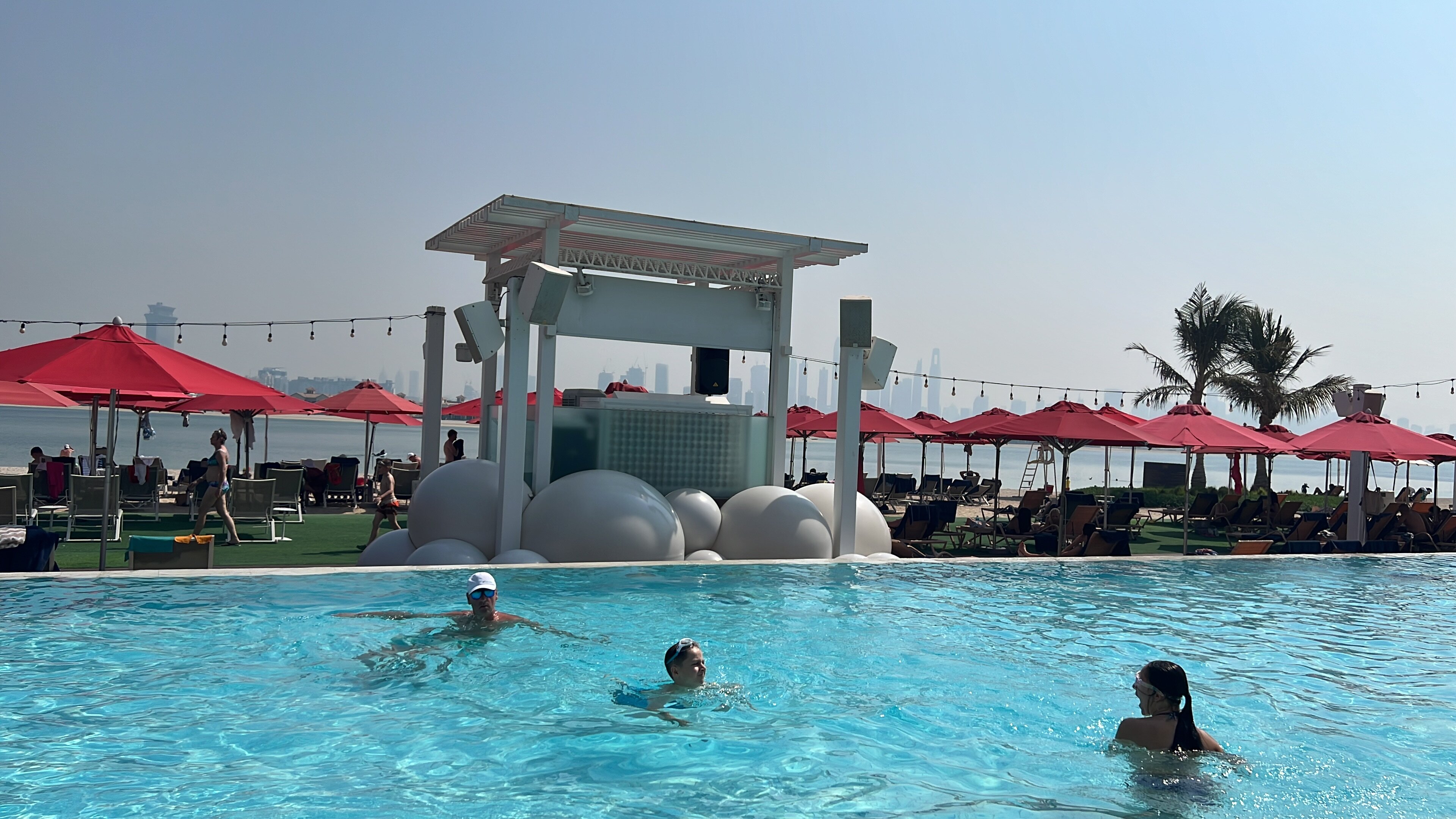 Фото Th8 Palm Dubai Beach Resort by IHG Dubai