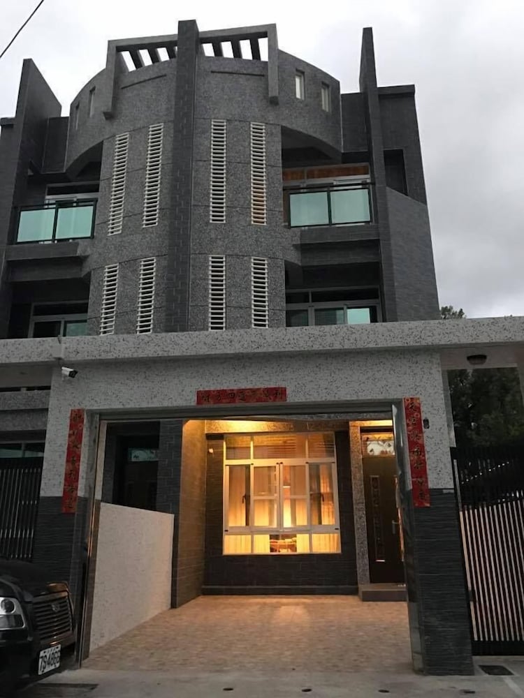 Фото Black House