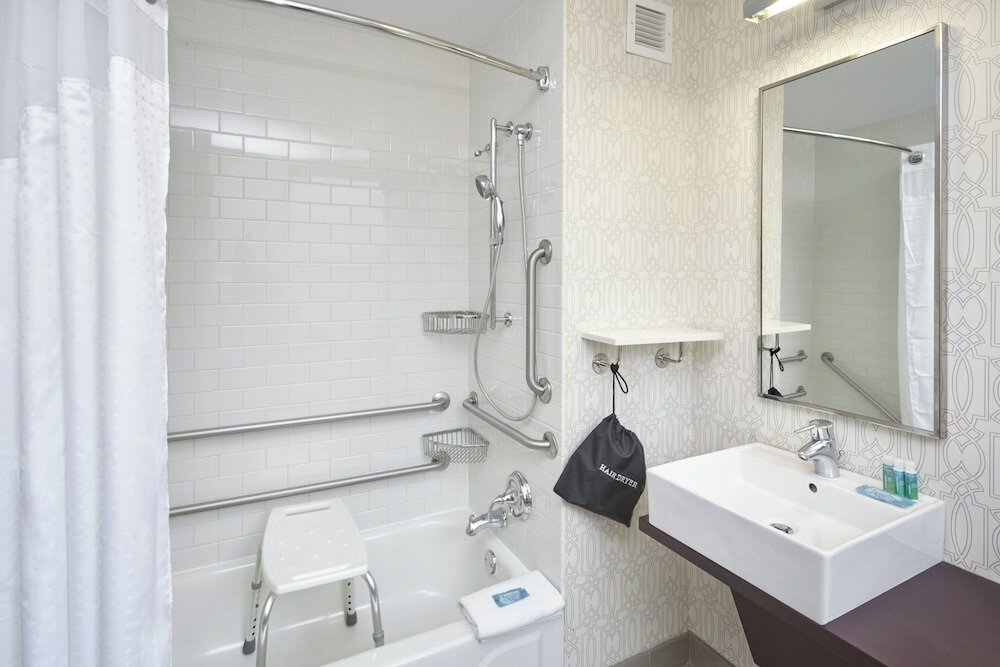Фото Holiday Inn Express Chicago - Magnificent Mile, an Ihg Hotel