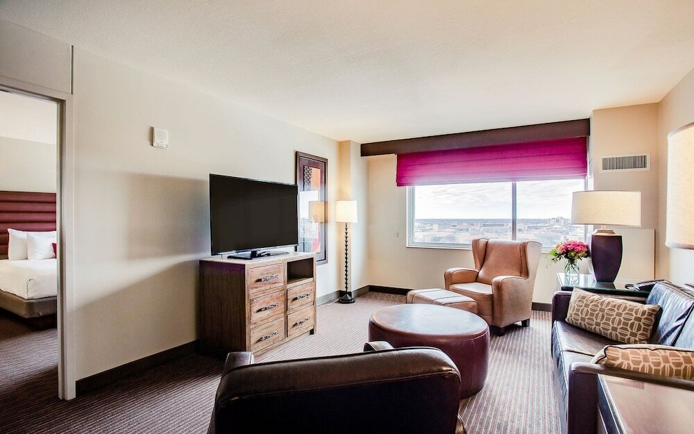 Фото Overton Hotel and Conference Center