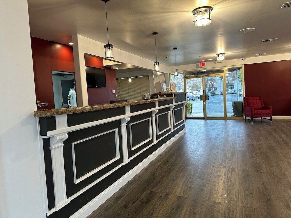 Фото Bonanza Inn & Suites