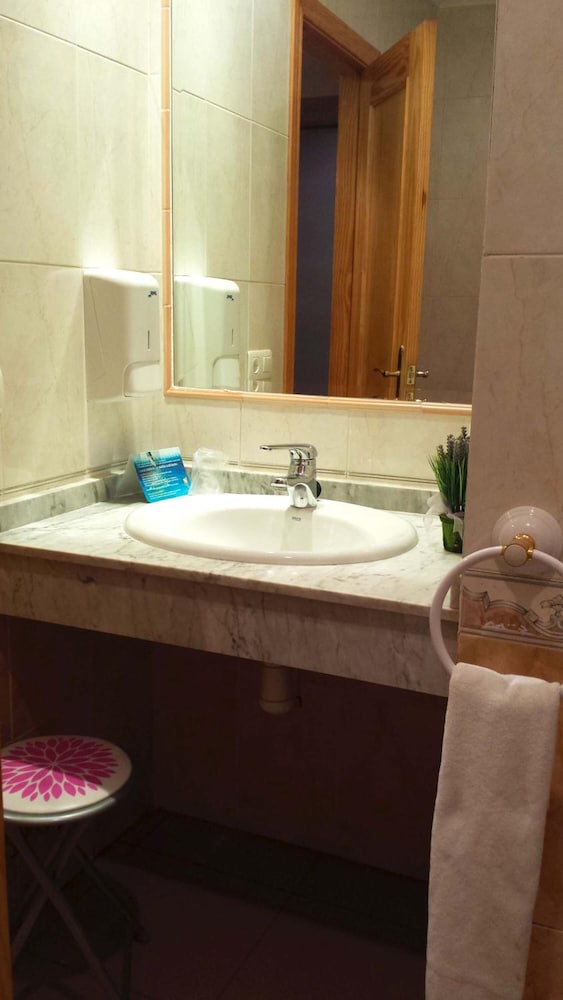 Фото Hostal Valdepeñas by Bossh Hotels