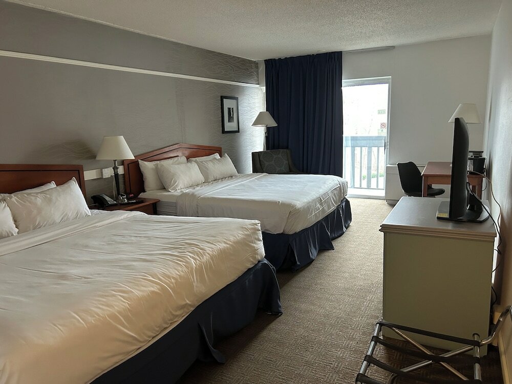 Фото Toronto Don Valley Hotel and Suites