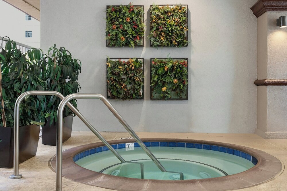 Фото Peacock Suites