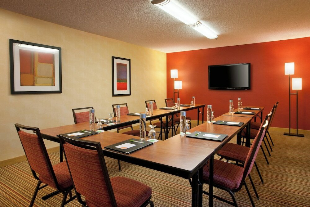 Фото Courtyard by Marriott Sacramento Airport Natomas