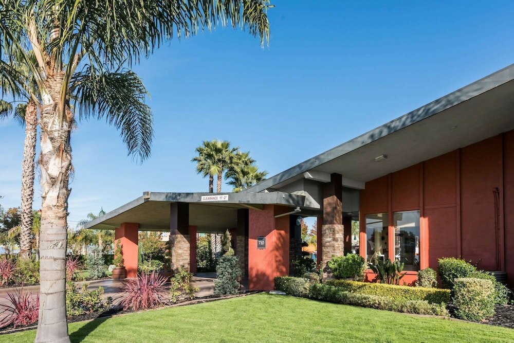 Фото Days Inn & Suites by Wyndham Lodi