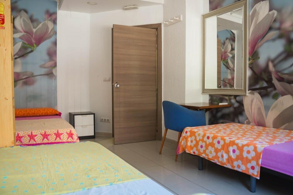 Фото Go Bcn Hostal Ideal Badal - Hostel