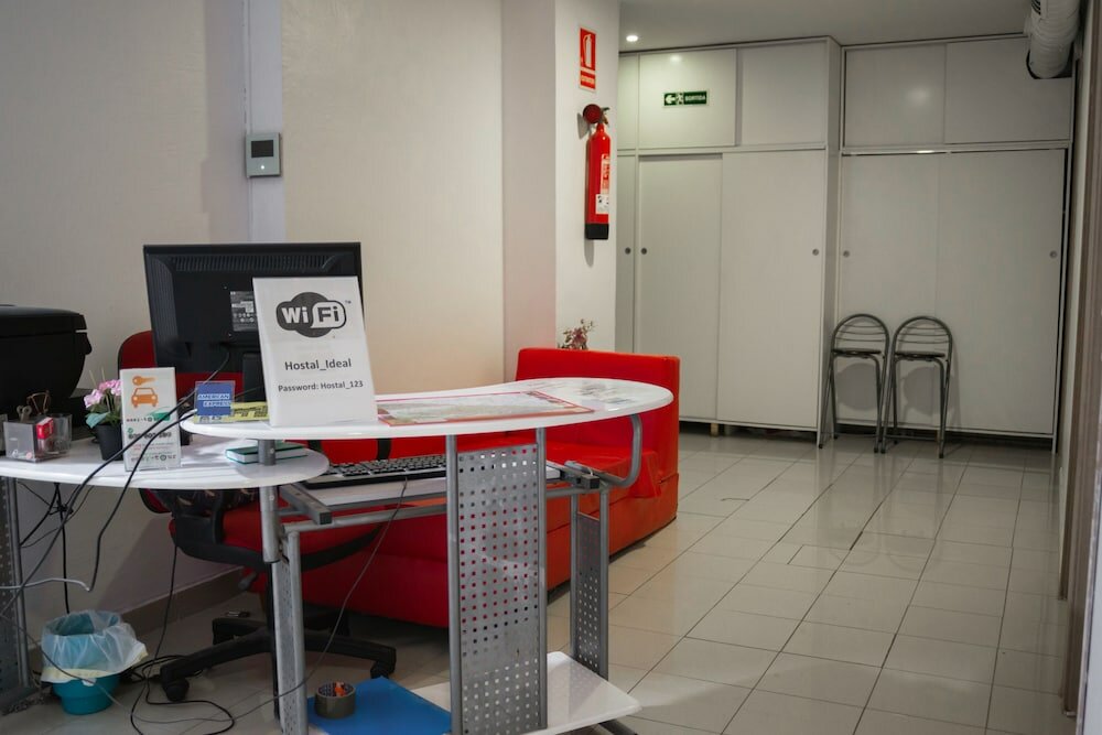 Фото Go Bcn Hostal Ideal Badal - Hostel