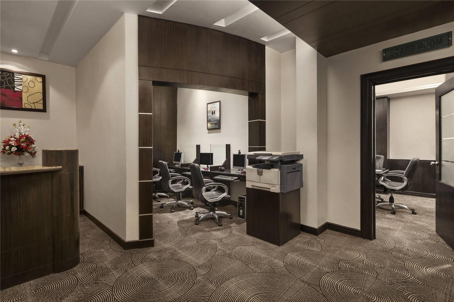 Фото Ramada Plaza by Wyndham Jhv Varanasi