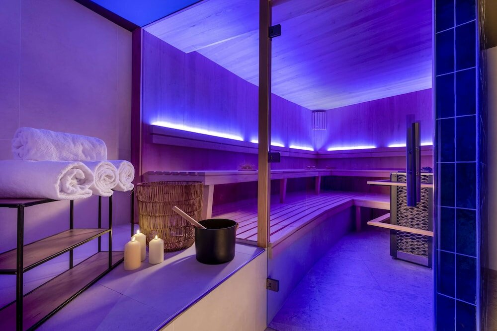 Фото Wasserturm Hotel Cologne, Curio Collection by Hilton