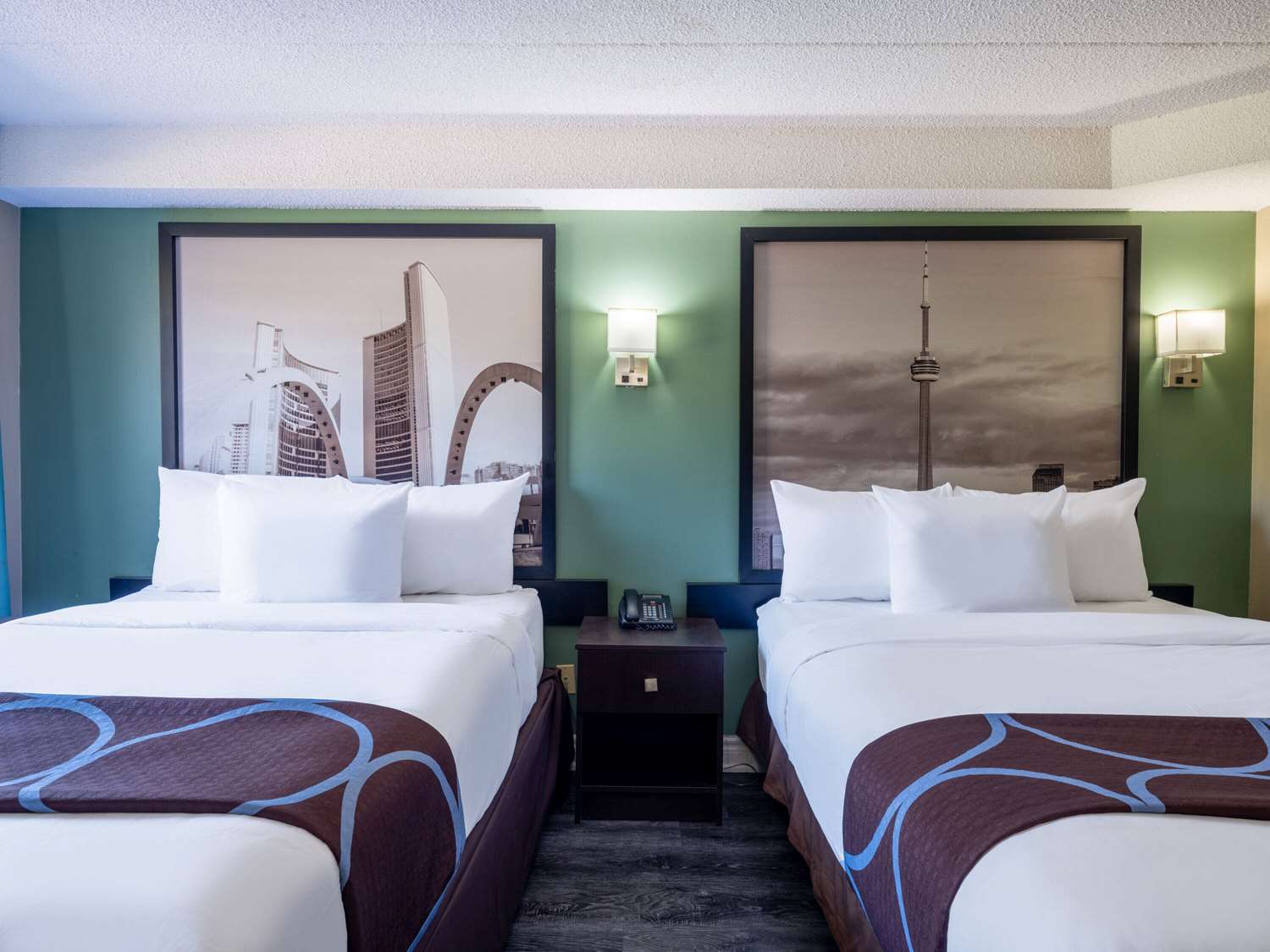 Фото Super 8 by Wyndham Toronto East ON