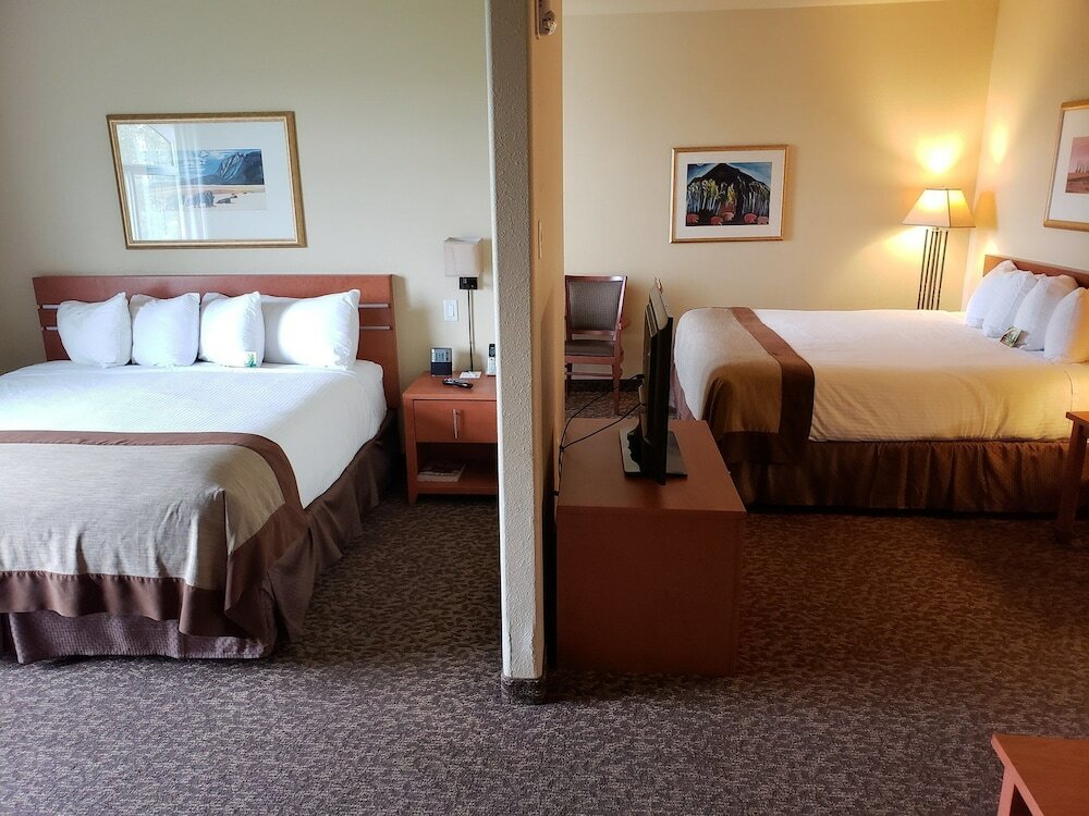 Фото Wingate by Wyndham Edmonton West