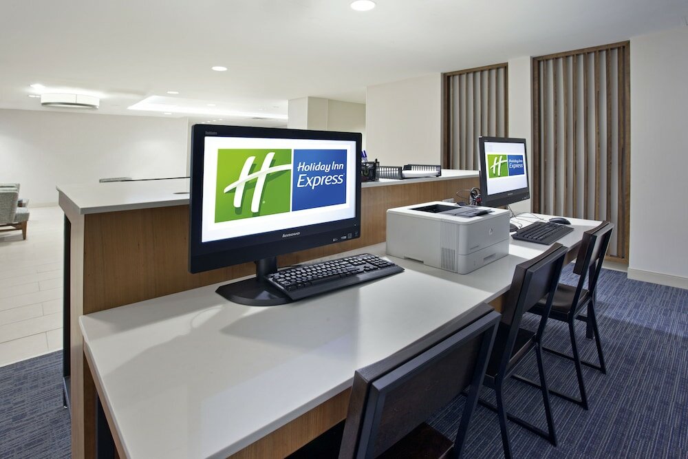 Фото Holiday Inn Express & Suites Austin Downtown - University, an Ihg Hotel