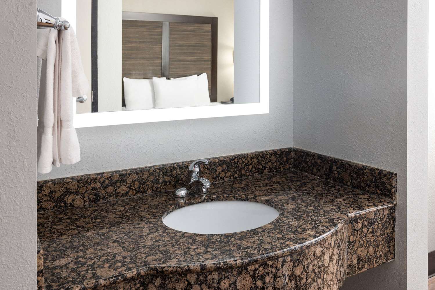 Фото La Quinta Inn by Wyndham Buffalo Airport