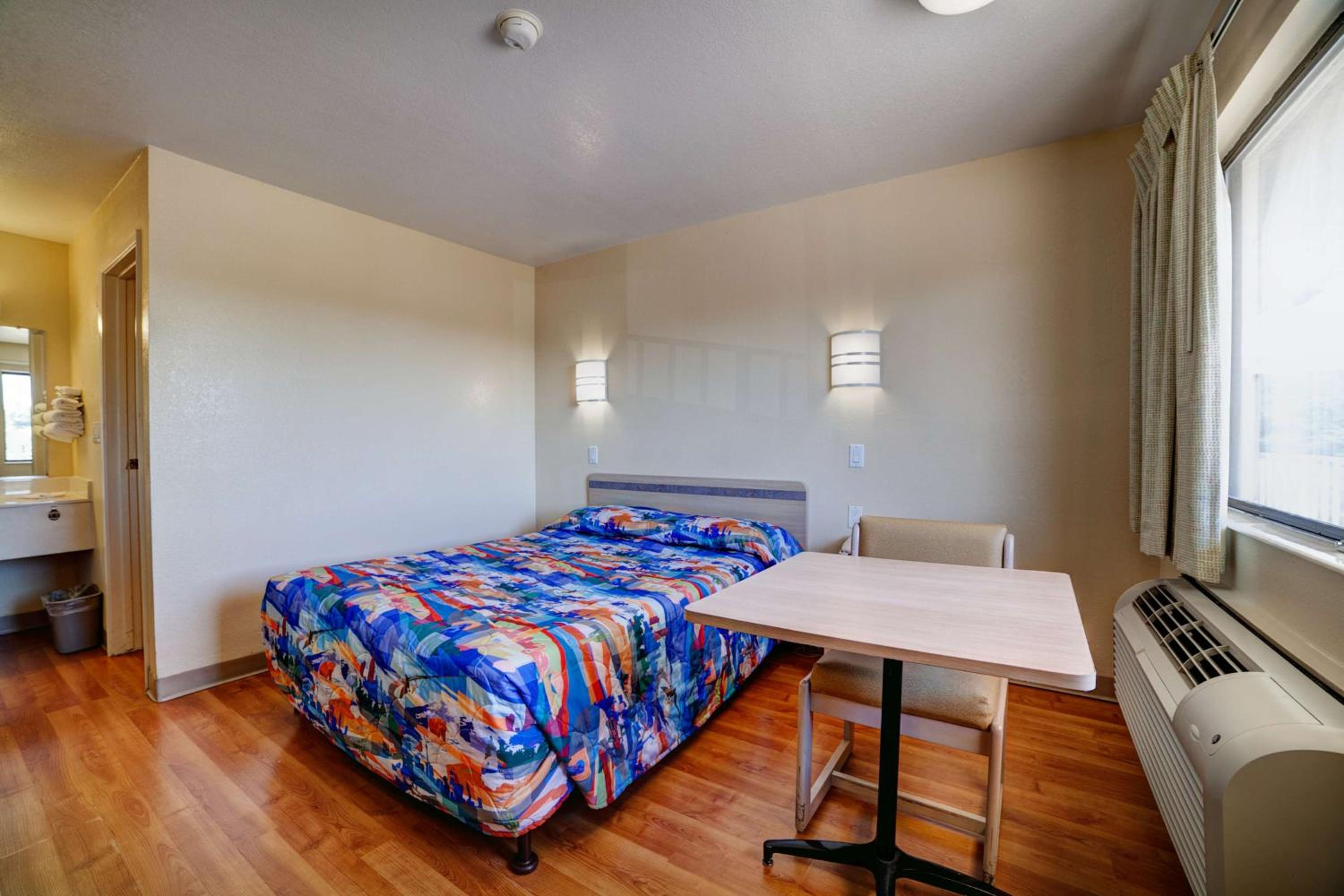 Фото Super 7 Inn