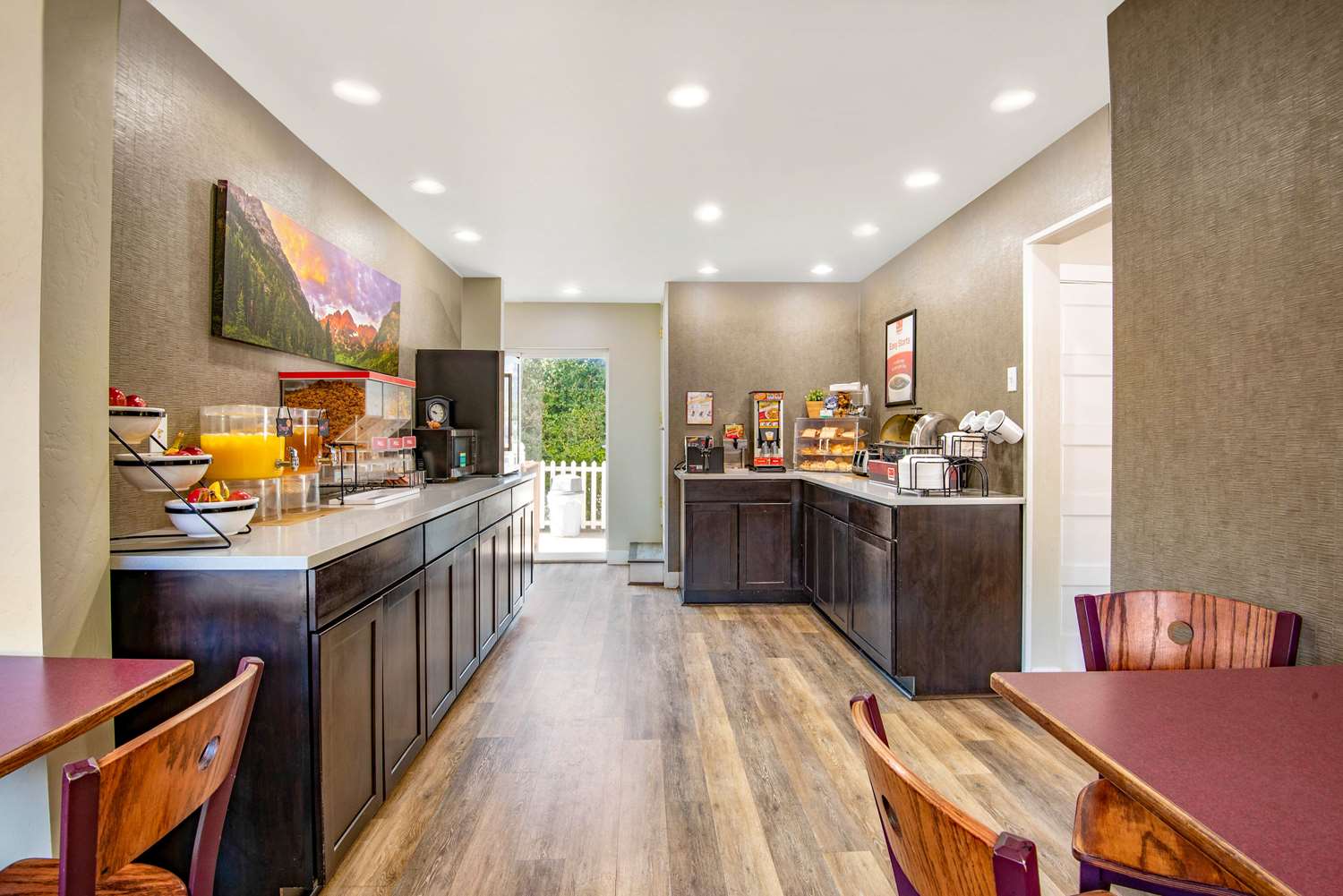 Фото Econo Lodge Inn & Suites Durango