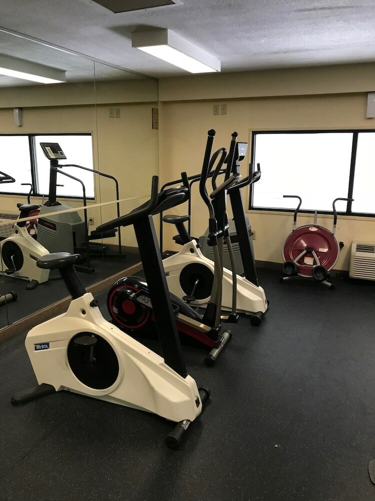 Фото Howard Johnson Hotel by Wyndham Newark Airport