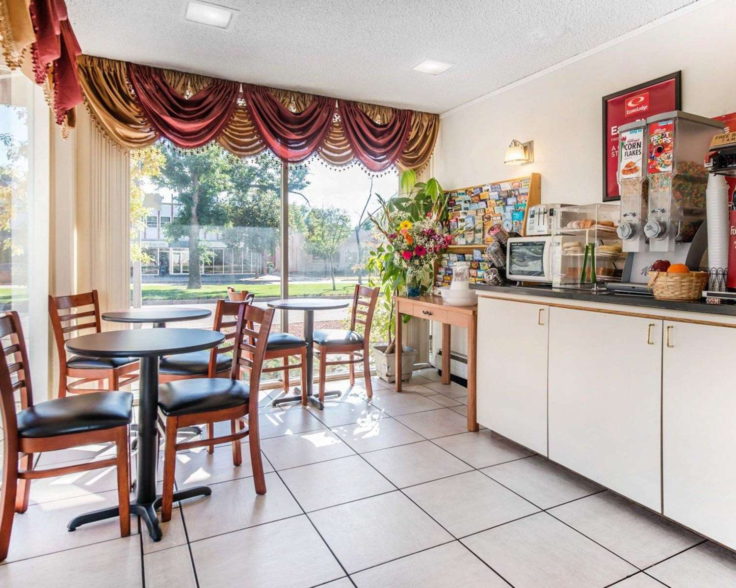 Фото Econo Lodge Downtown