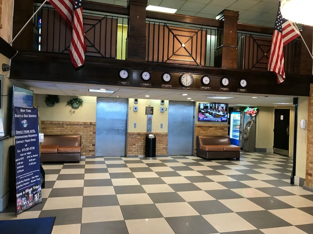 Фото Howard Johnson Hotel by Wyndham Newark Airport