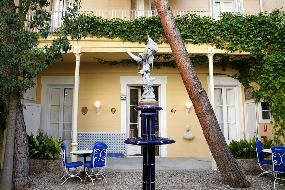 Фото Hotel Medium Renaixença