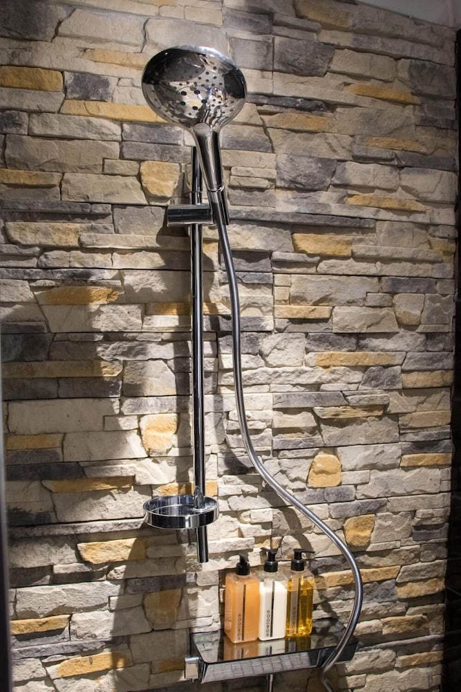 Фото A Queenslin Guesthouse