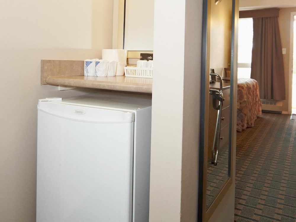 Фото Colonial Square Inn & Suites