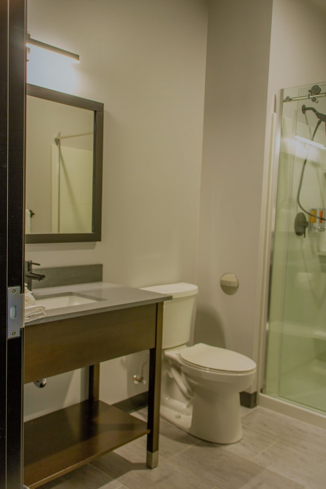 Фото Watershed Hotel