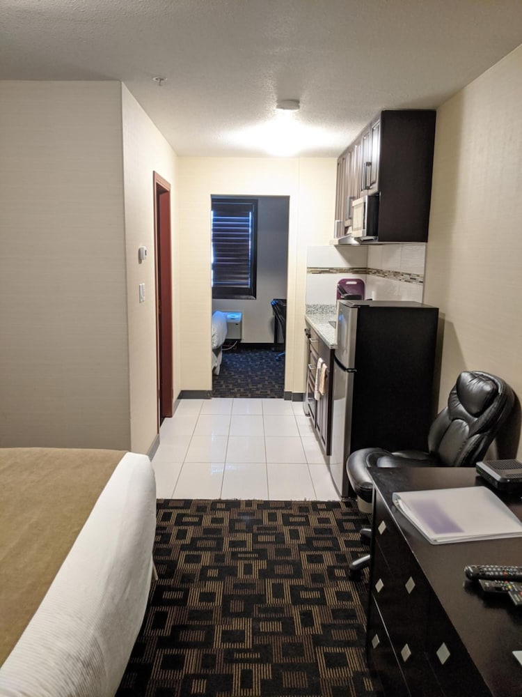 Фото Foxwood Inn & Suites