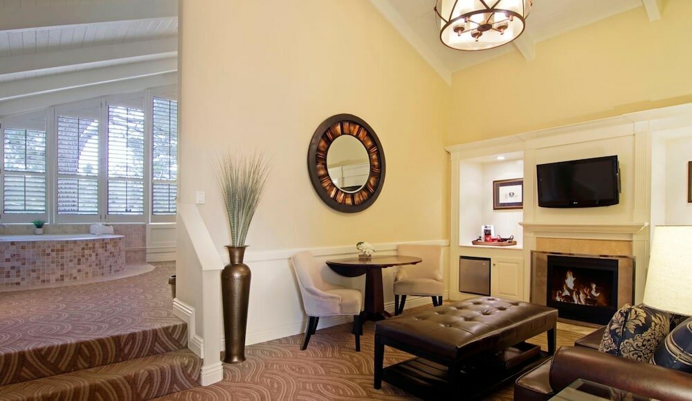 Фото Carriage House Inn