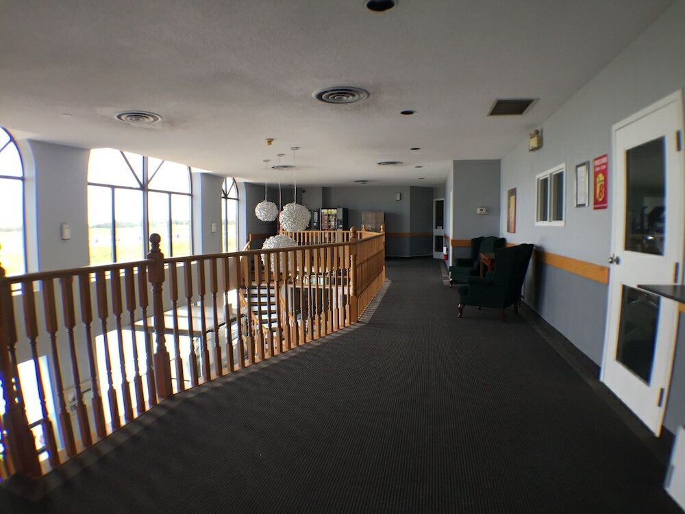 Фото Super 8 by Wyndham Mt Hope Hamilton Intl Arpt On