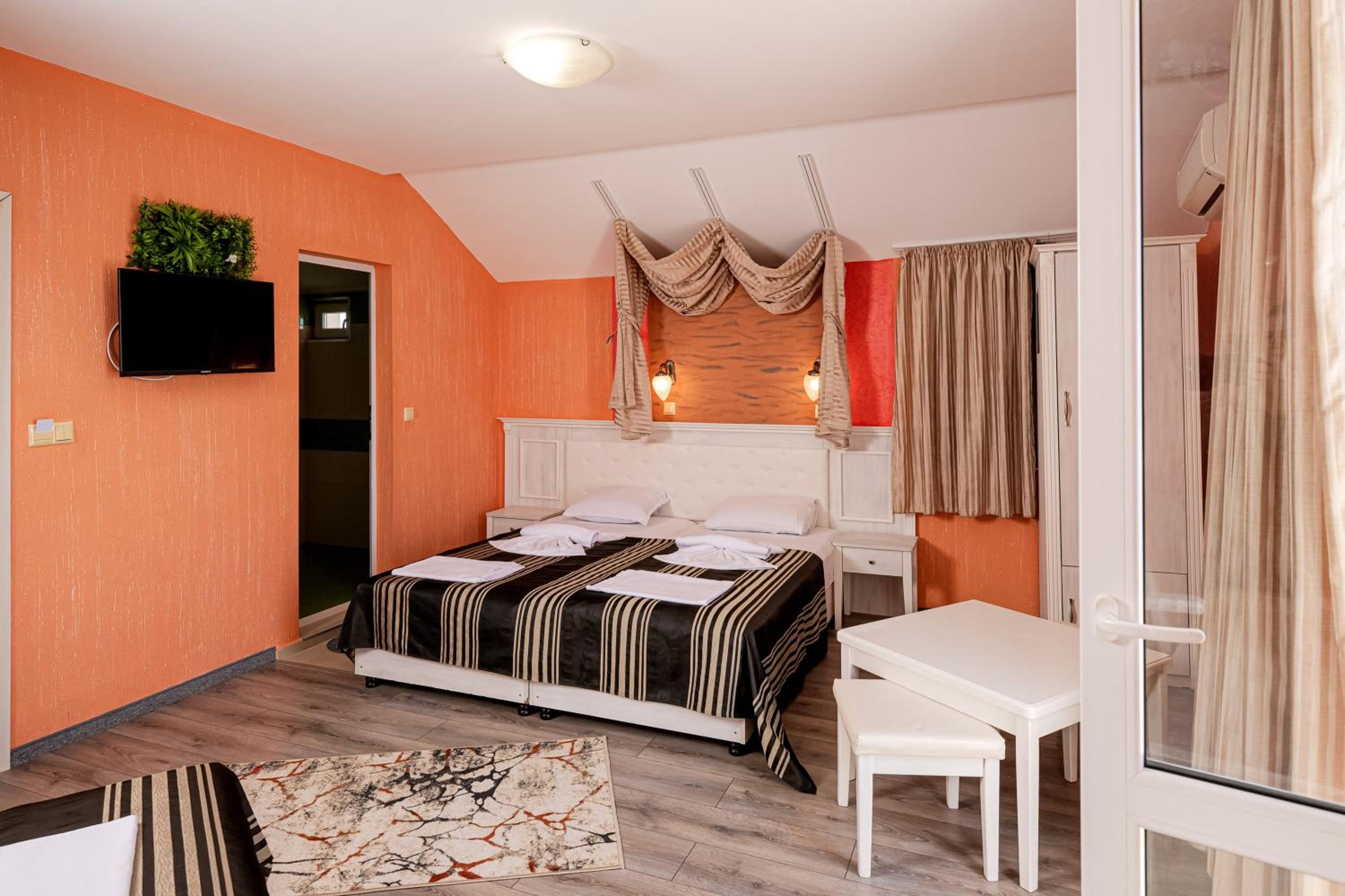 Фото Paros Hotel Pomirie Bulgaria