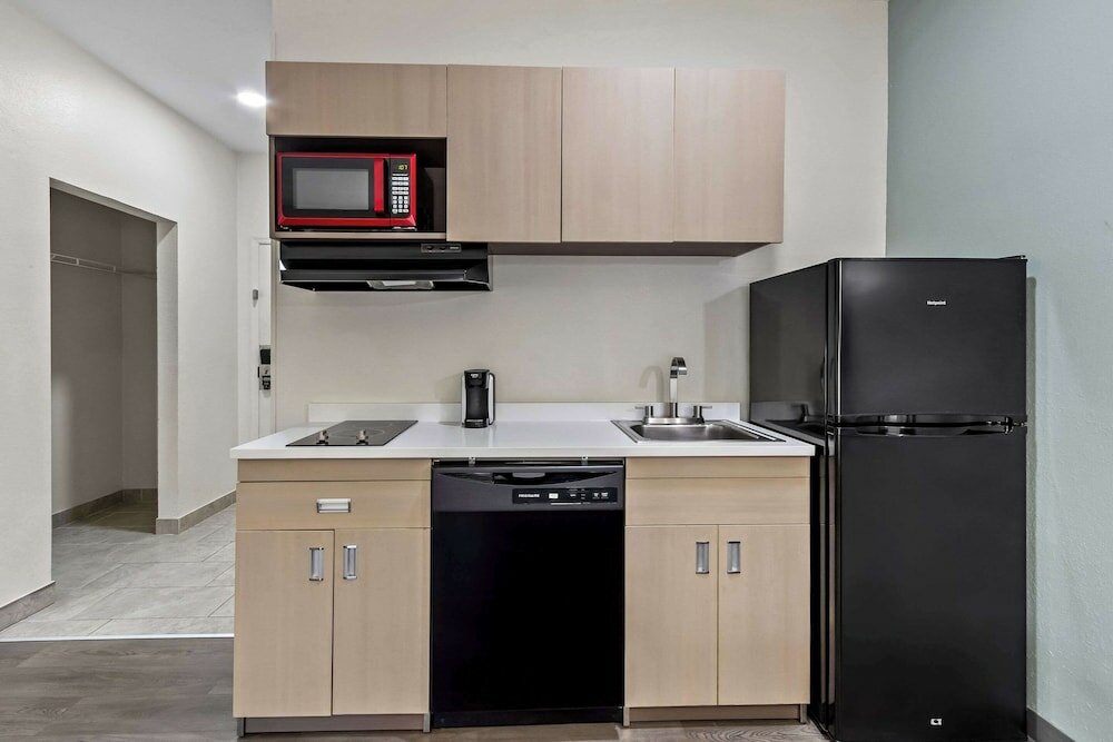 Фото HomeTowne Studios & Suites by Red Roof Columbia