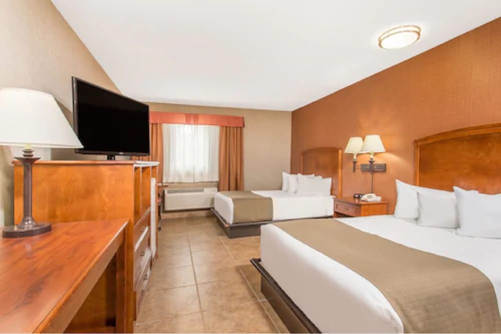 Фото Canmore Inn & Suites