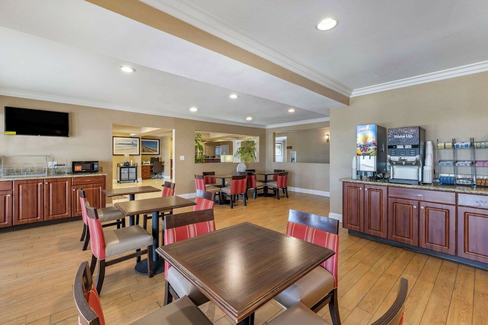 Фото Comfort Suites San Clemente Beach