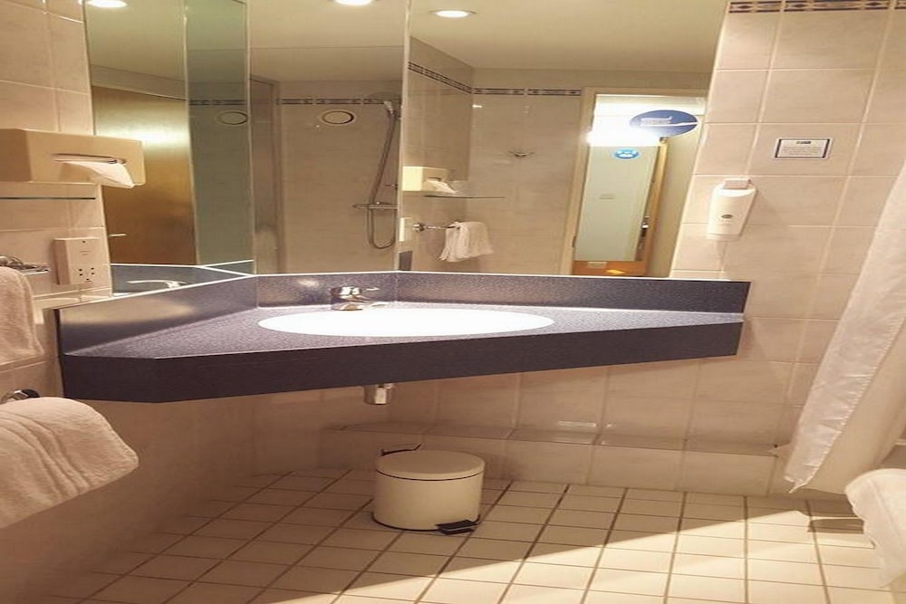Фото Holiday Inn Express London - Park Royal