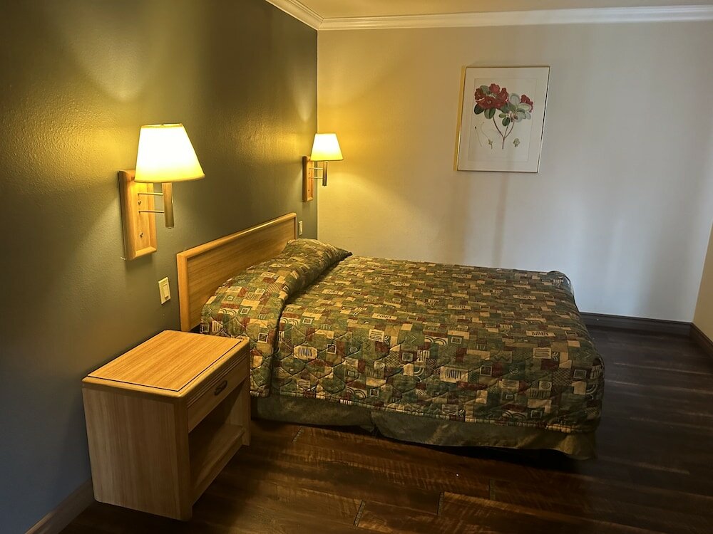 Фото Palm Inn Hotel near Tyler Mall Riverside