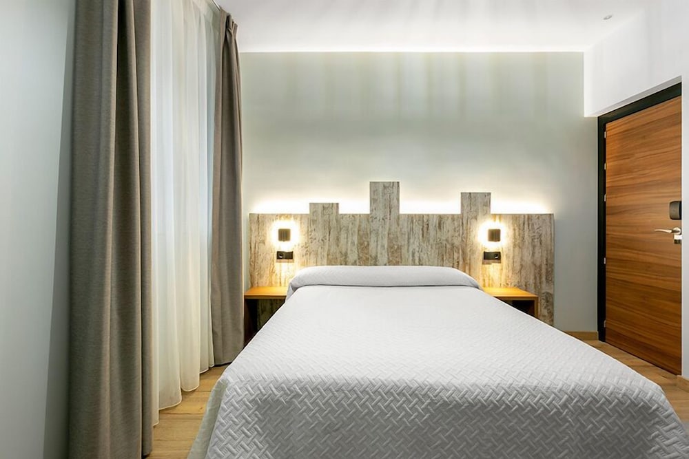 Фото Hostal Antón Martín