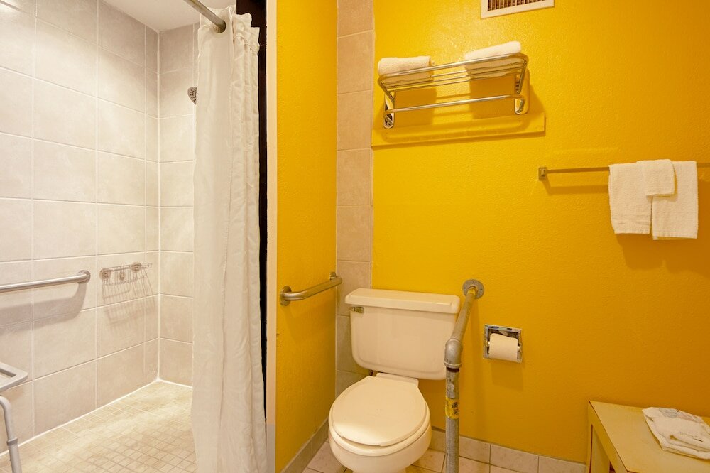 Фото Economy Inn & Suites