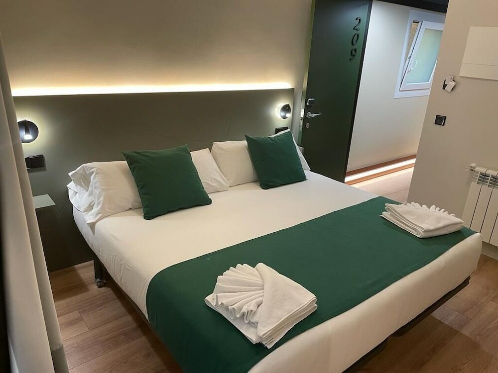 Фото Hostal Antón Martín